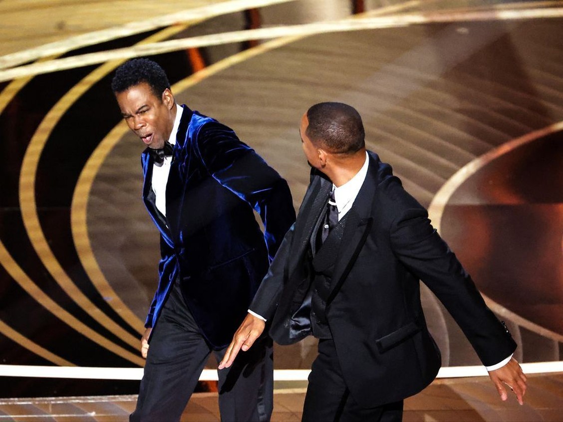 having-fun-with-will-smith’s-oscars-smack,-chris-rock-“was-it-painful?-it’s-still-painful!
