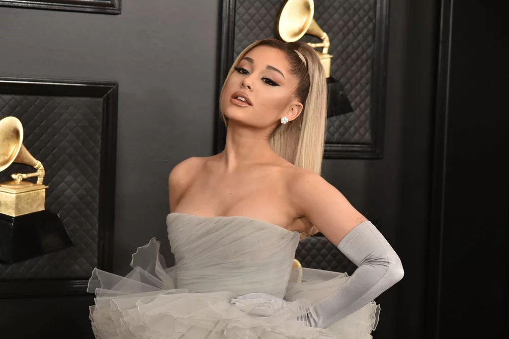 new-pictures-of-ariana-grande-and-cynthia-erivo-highlight-their-“wicked”-connection
