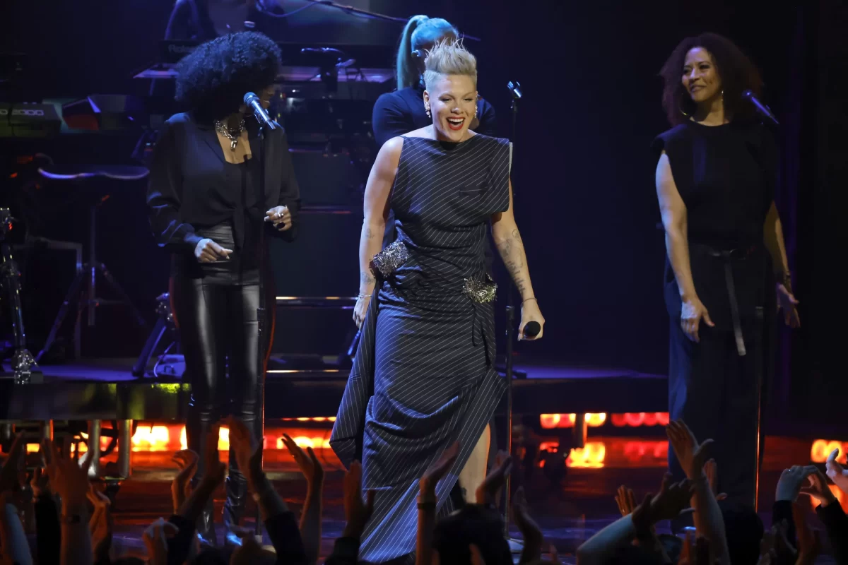 pink-receives-the-iheartradio-icon-award-following-their-exhilarating-duet-with-kelly-clarkson