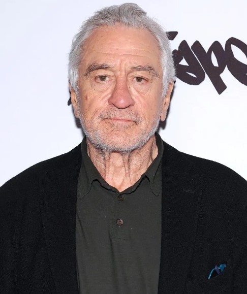 De Niro stands firm against hecklers, calling them 