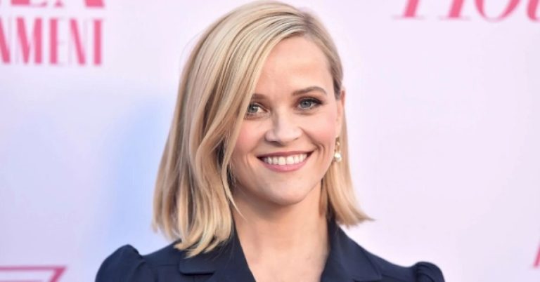 «It’s illegal to have such hot legs at 48!» Reese Witherspoon’s new photos are heating up social media