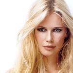 «She is ageing backwards!» New photos of Claudia Schiffer from vacation in Greece surface the network