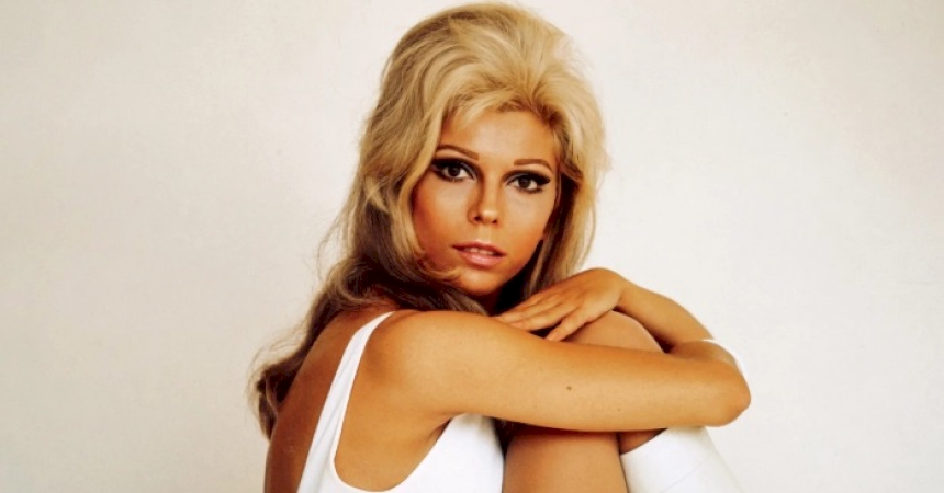 «Unveiling the 1960s icon!» Let’s shed light on Nancy Sinatra’s incredible journey from shadow into stardom