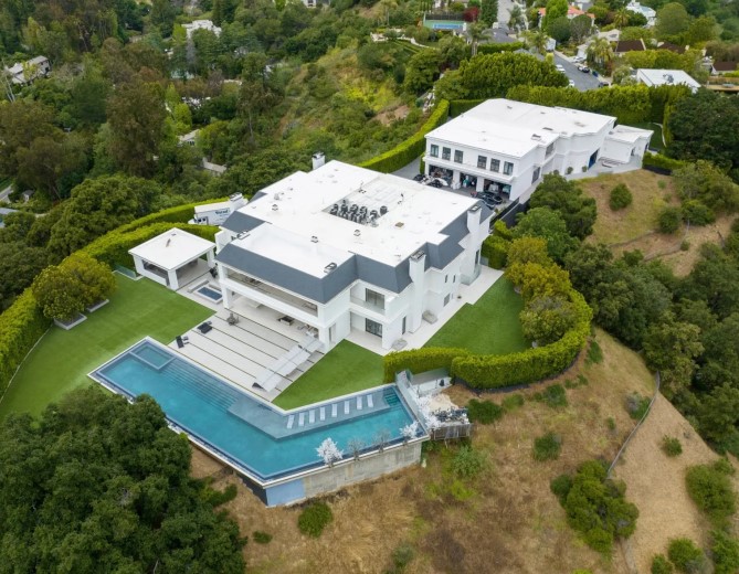 Affleck and his wife are selling their super mansion a year after buying it amid divorce rumors. Image Credits: Getty