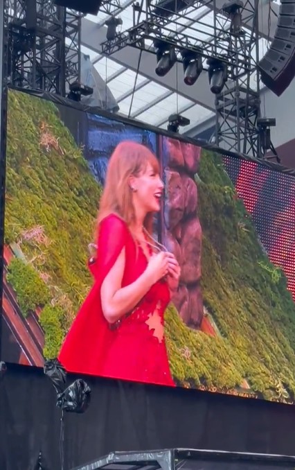 The crowd's chants led Taylor to remove her earpiece to fully appreciate the moment and express gratitude.  Image Credits: @9tay8tay9_/X