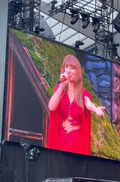 Swift wore a flowing red dress to perform 