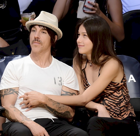 Red Hоt Chili Peppers’ Anthony Kiedis, 61, spotted engaging in public display of affection while watching NBA with girlfriend Helena, 19