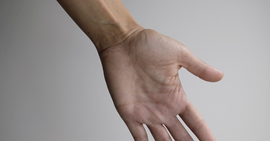 If a Tendon Raises Up When You Touch Your Pinky to Your Thumb, Here’s What It Could Mean