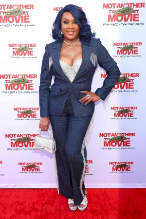 Fans have become concerned about Vivica Fox’s health after seeing her with a swollen appearance. Many people have expressed their worries, and she is now facing criticism about how she looks.